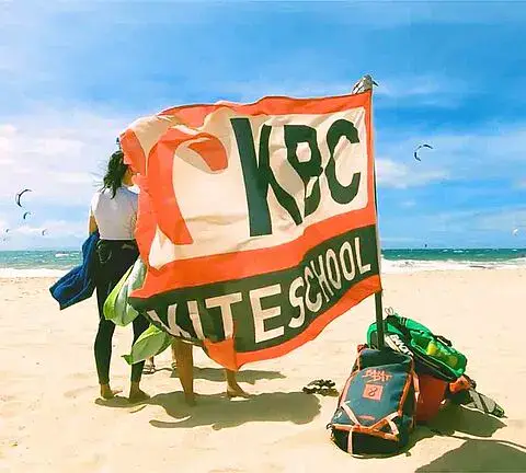Le drapeau de l'école sur la plage