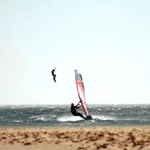 Windsurf et kitesurf dans le détroit