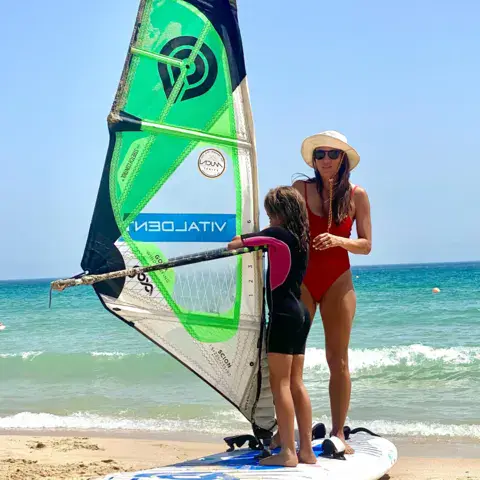 Cours de windsurf sur la plage