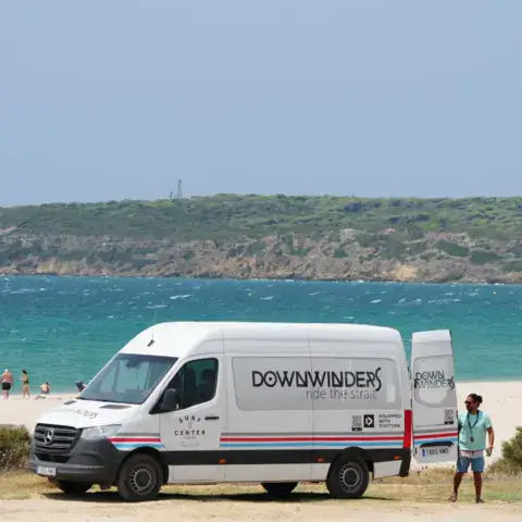 Le van des downwinds de Surf Center