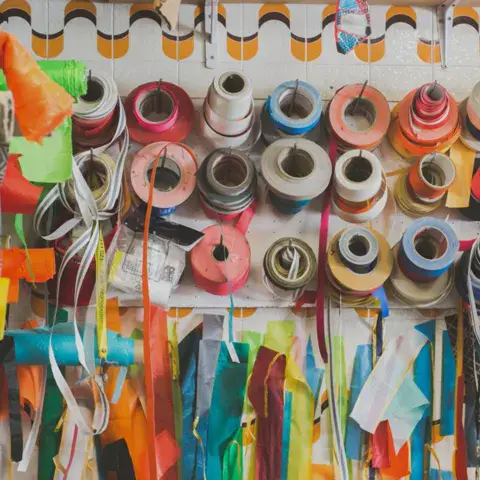 L'atelier de réparation de voiles et ses tissus
