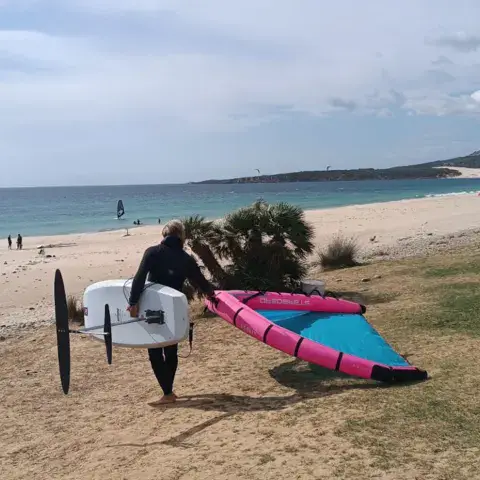 Wingfoil sur la plage de Bolonia