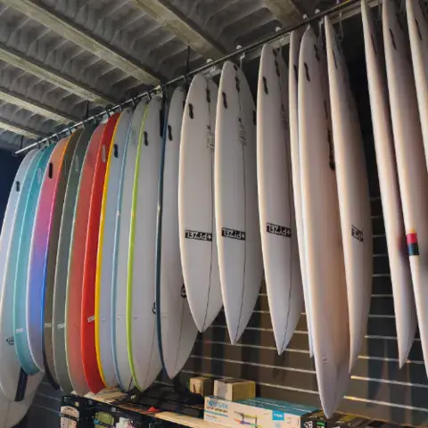 Le mur de planches de surf de Spot Hunters