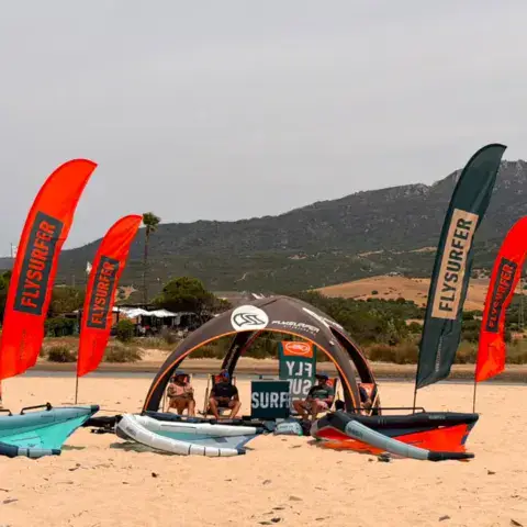 Stand d'essai de matériel Flysurfer sur la plage