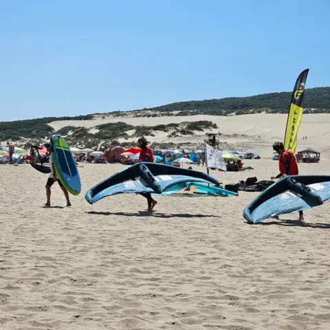 Cours de wingfoil sur la plage