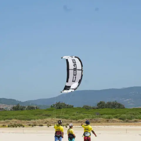 Cours de kitesurf sur la plage