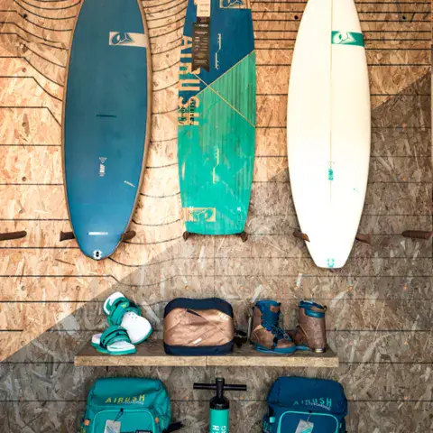 Planches et sacs exposés en boutique