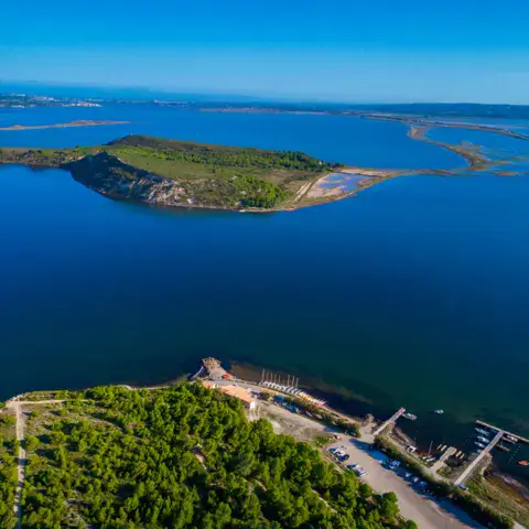 Vue aérienne de la lagune, de l'île de l'Aute et de Port Mahon
