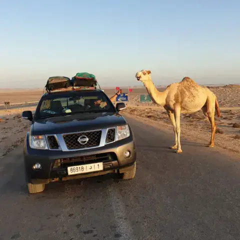 4x4 chargé de matériel sur la route du spot