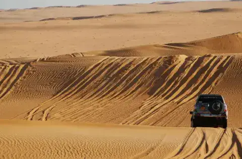 Le 4×4 de l'école en route vers le spot du jour