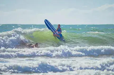 Cours de surf sur un spot sauvage de l'Atlantique