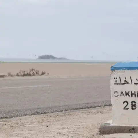 Borne kilométrique sur la route du lagon