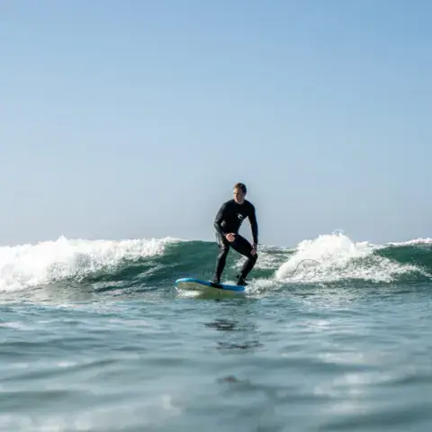 Surf libre sur un beach break de la baie