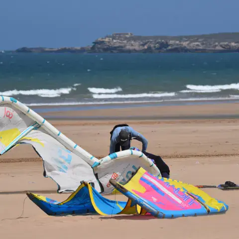 Matériel de kite déployé sur la plage