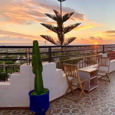 La terrasse de la maison d'hôtes au coucher du soleil