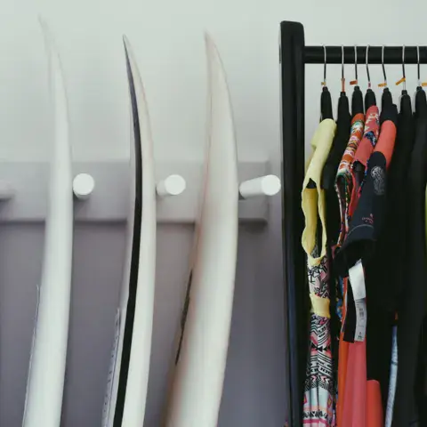 Rack de planches et portant de combinaisons