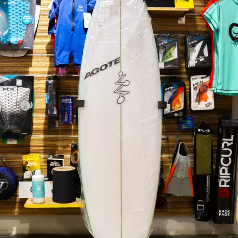 Une planche Agote exposée en boutique