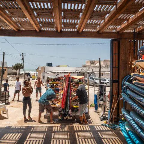 Les racks de planches du centre, à Sidi Kaouki