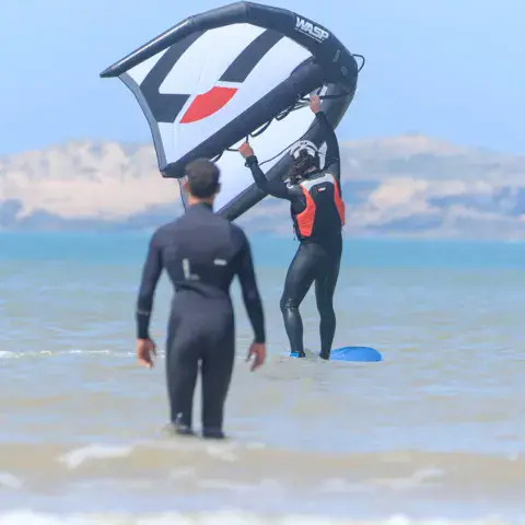 Mise à l'eau en wingfoil face à l'île de Mogador