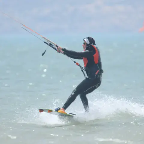Session de kitesurf devant la plage d'Essaouira