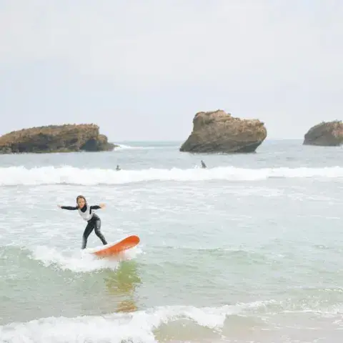 Cours de surf devant les rochers de la baie