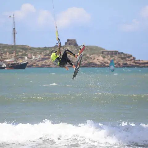 Saut en kitesurf devant l'île de Mogador
