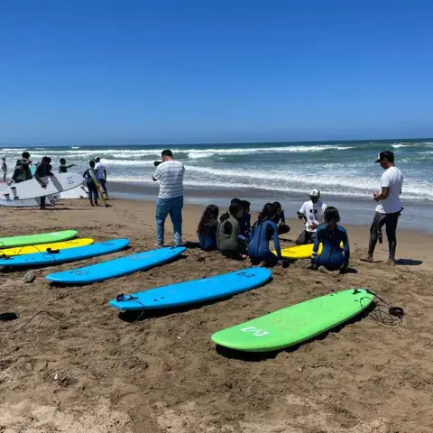 Planches prêtes sur le sable, plage de Mehdia