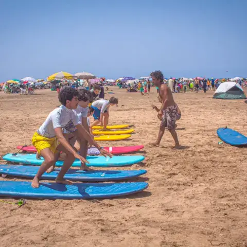 Cours collectif sur la plage avant la mise à l'eau