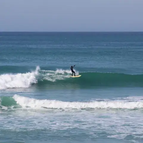 Session de surf sur la plage de Briech
