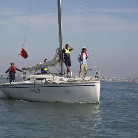 Voilier du club sous voiles au large de Mohammedia