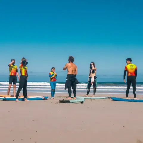 Camp de surf sur la plage de Famara