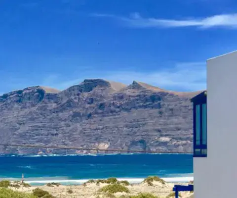 Vue sur Famara depuis la maison de surf
