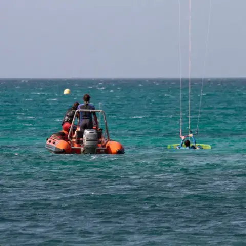 Bateau d'assistance pour les cours dans la baie
