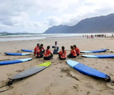 Élèves en cours de surf