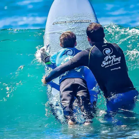 Cours de surf en groupe