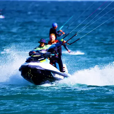 Cours de kitesurf avec assistance à Matas Bay