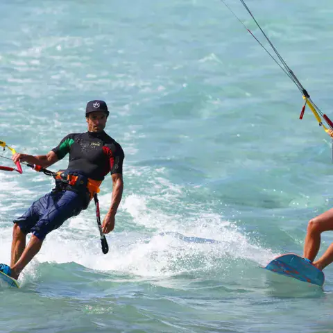 Session de kitesurf à Carteau