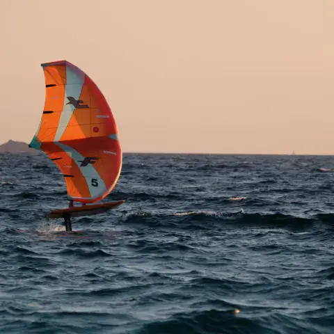 Session de wing au coucher du soleil