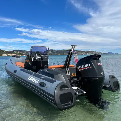 Bateau d'assistance de l'école