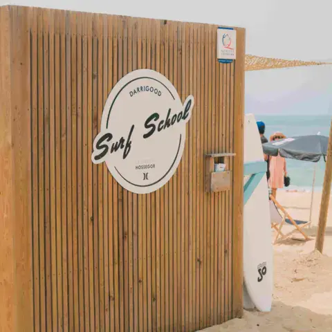 Élèves en cours de surf à La Gravière