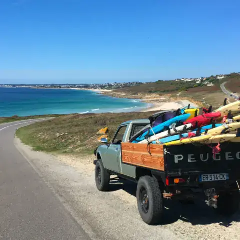 Planches de surf à la plage de Gwendrez