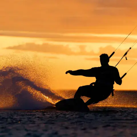 École de kitesurf et wingfoil Le Roc, anse des Laurons à Martigues
