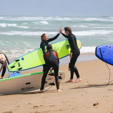 Groupe d'élèves de l'école de surf Habia