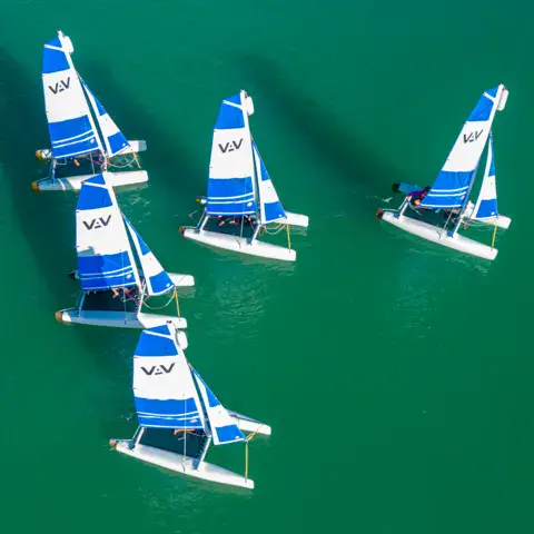 Catamaran KL 10.5 de l'école Vitavoile, plage de Pen Guen