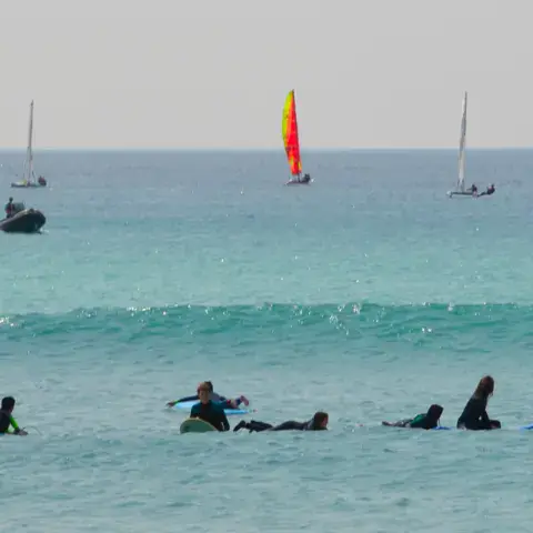 Cours de surf pour enfants à la plage de Gwendrez, Plouhinec