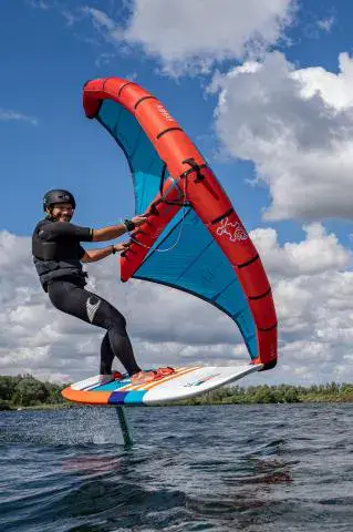 Pratique du wing foil sur le lac des Prés du Hem
