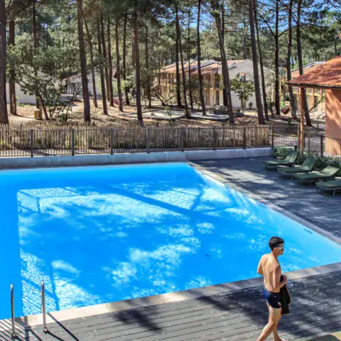 Piscine extérieure du village UCPA de Lacanau Océan