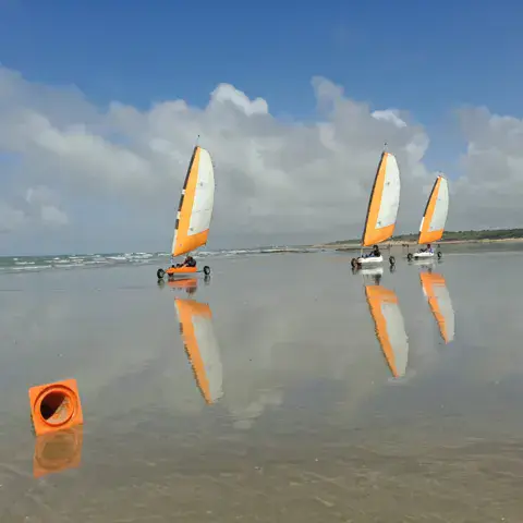 Chars à voile sur la plage