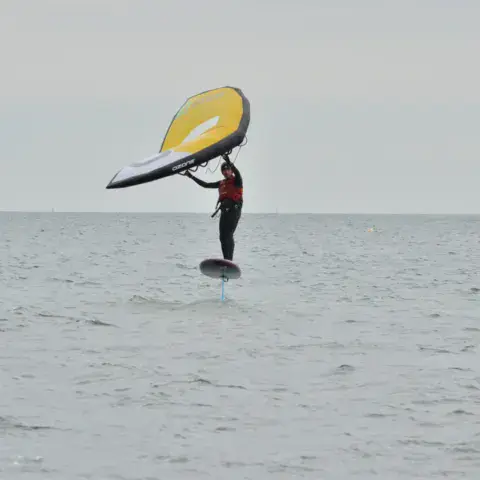 Pratique du wing foil au large du Roaliguen