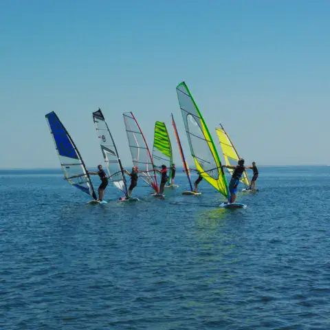 Groupe de planches à voile en mer